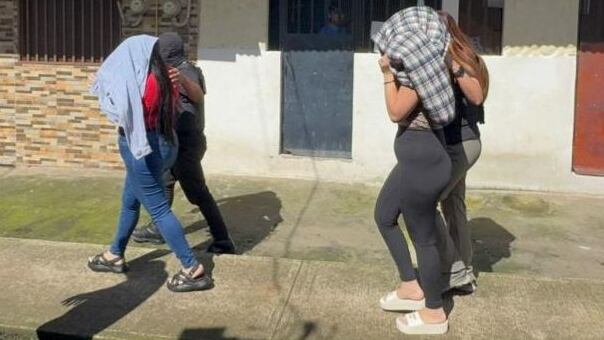 Dos sospechosas de trata de menores detenidas este lunes en Heredia. Fotografía: