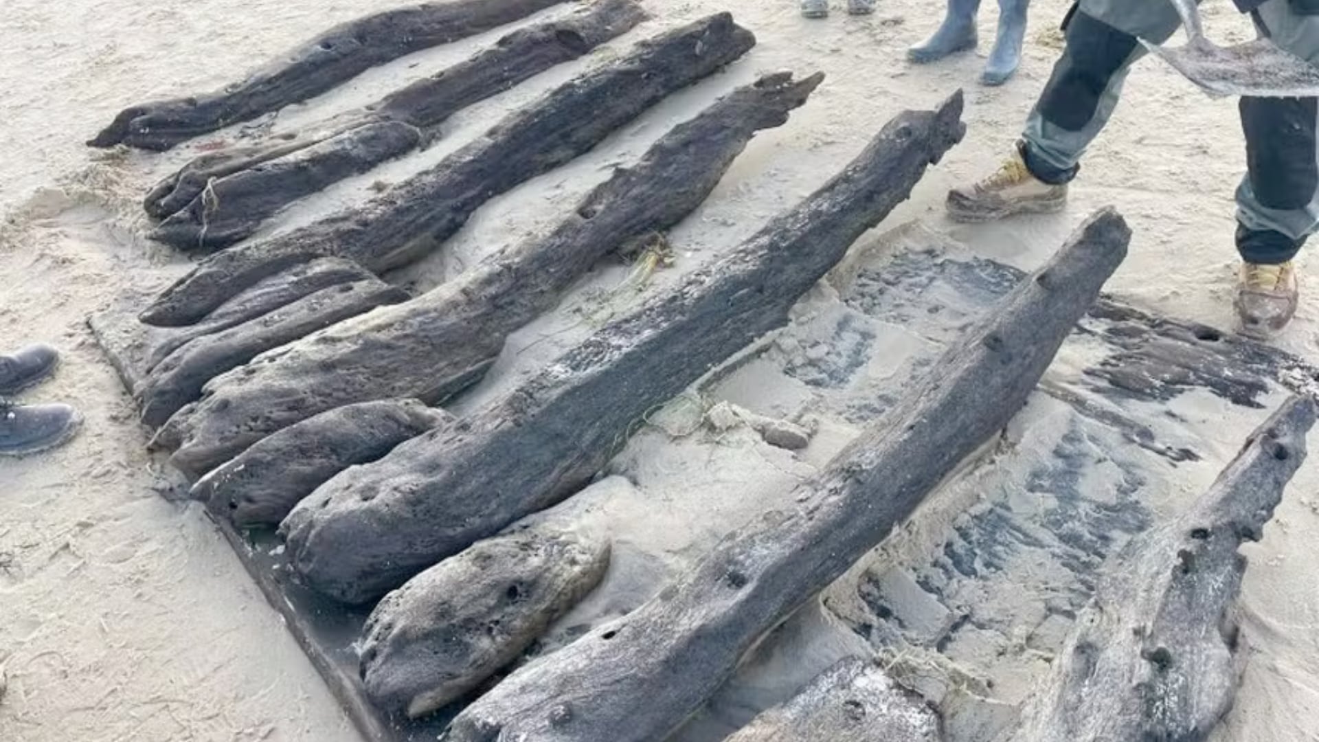 Arqueólogos analizan restos de madera hallados en una playa inglesa tras una tormenta. Las piezas podrían corresponder a un naufragio protegido del siglo XVII.