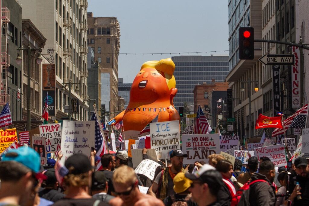Cientos de marchas y protestas contra la administración Trump se realizaron este 14 de junio en todo Estados Unidos en oposición al desfile militar organizado por el mandatario.