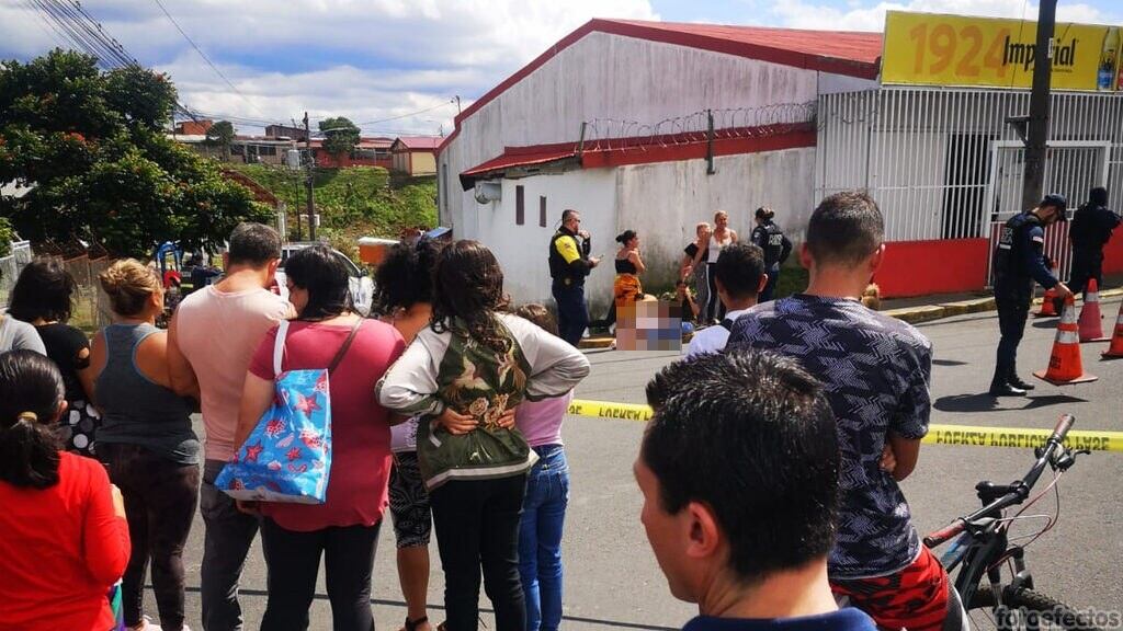 A una mujer de aproximadamente 20 años la hirieron de gravedad en la cabeza al recibir un balazo, el ataque ocurrió cerca de la escuela Luis Demetrio Tinoco en Purral de Goicoechea, San José. Foto: Cortesía para LT