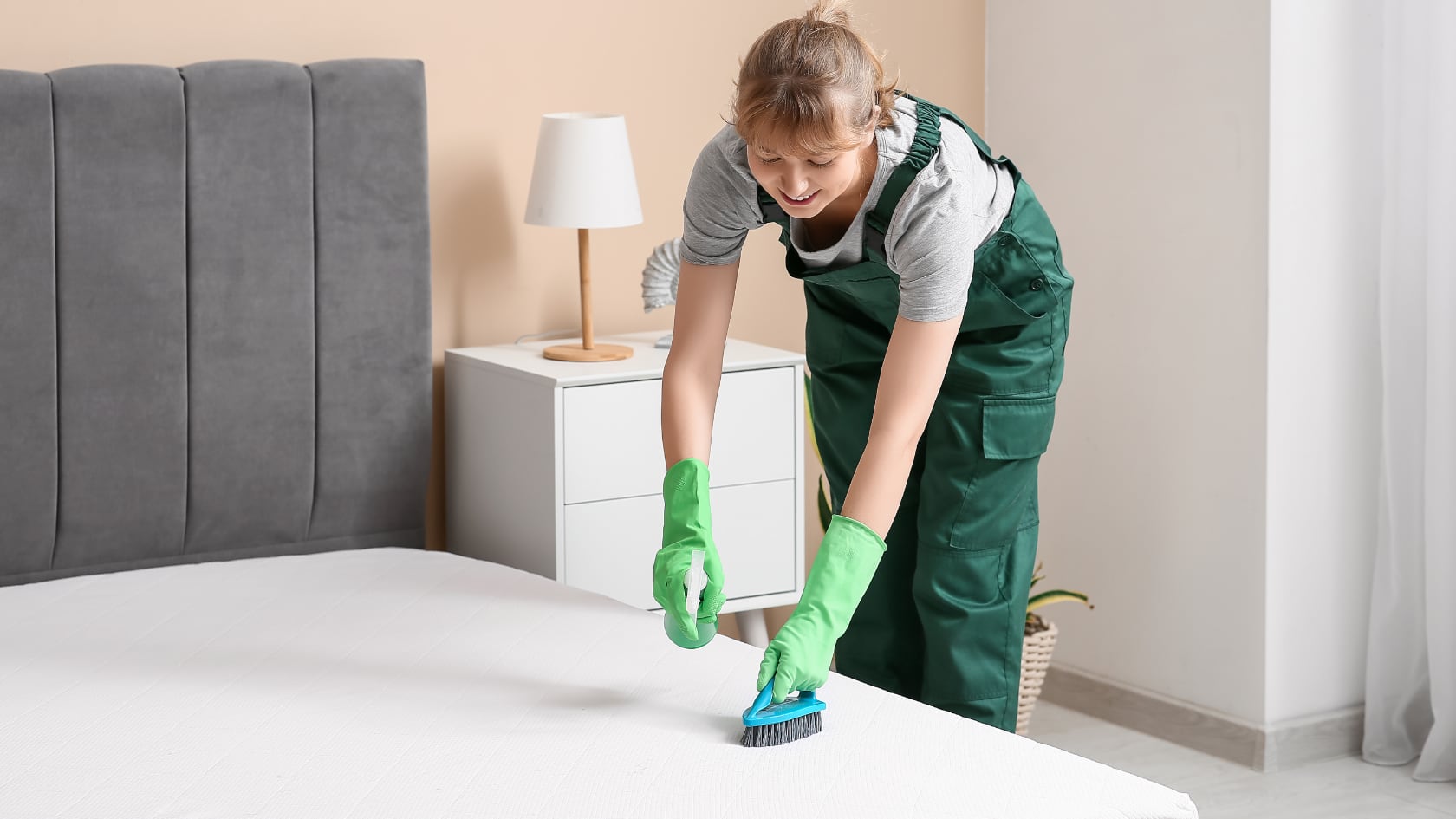 Guía práctica con productos caseros para eliminar orina del colchón y prevenir daños, bacterias y mal olor.