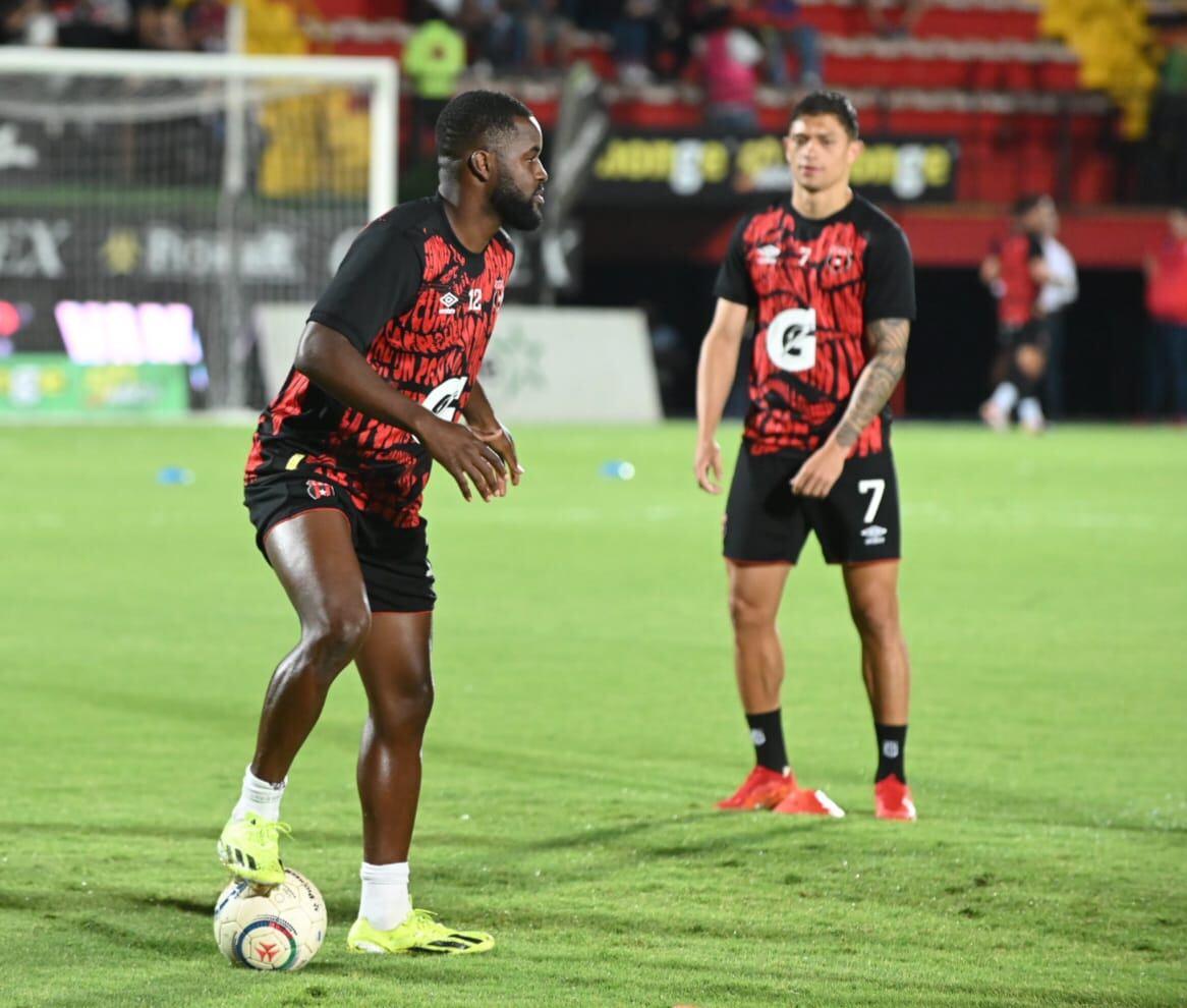 Joel Campbell y Anthony Hernández son parte de la suplencia de Liga Deportiva Alajuelense.