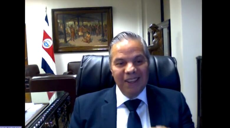 Róger Madrigal, presidente del Banco Central, esbozó una leve sonrisa cuando se le consultó si el alza del precio del petróleo podría generar un ascenso en la TPM.