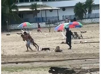 Algunos de los agresores dejaron las armas tiradas cerca de la playa.