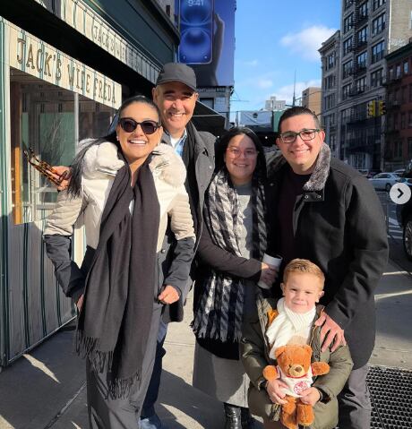 Imagen de Nancy Dobles, Ignacio Santos, Elías Alvarado, su esposa Tania y su hijo Saúl posando juntos en las calles de Nueva York.