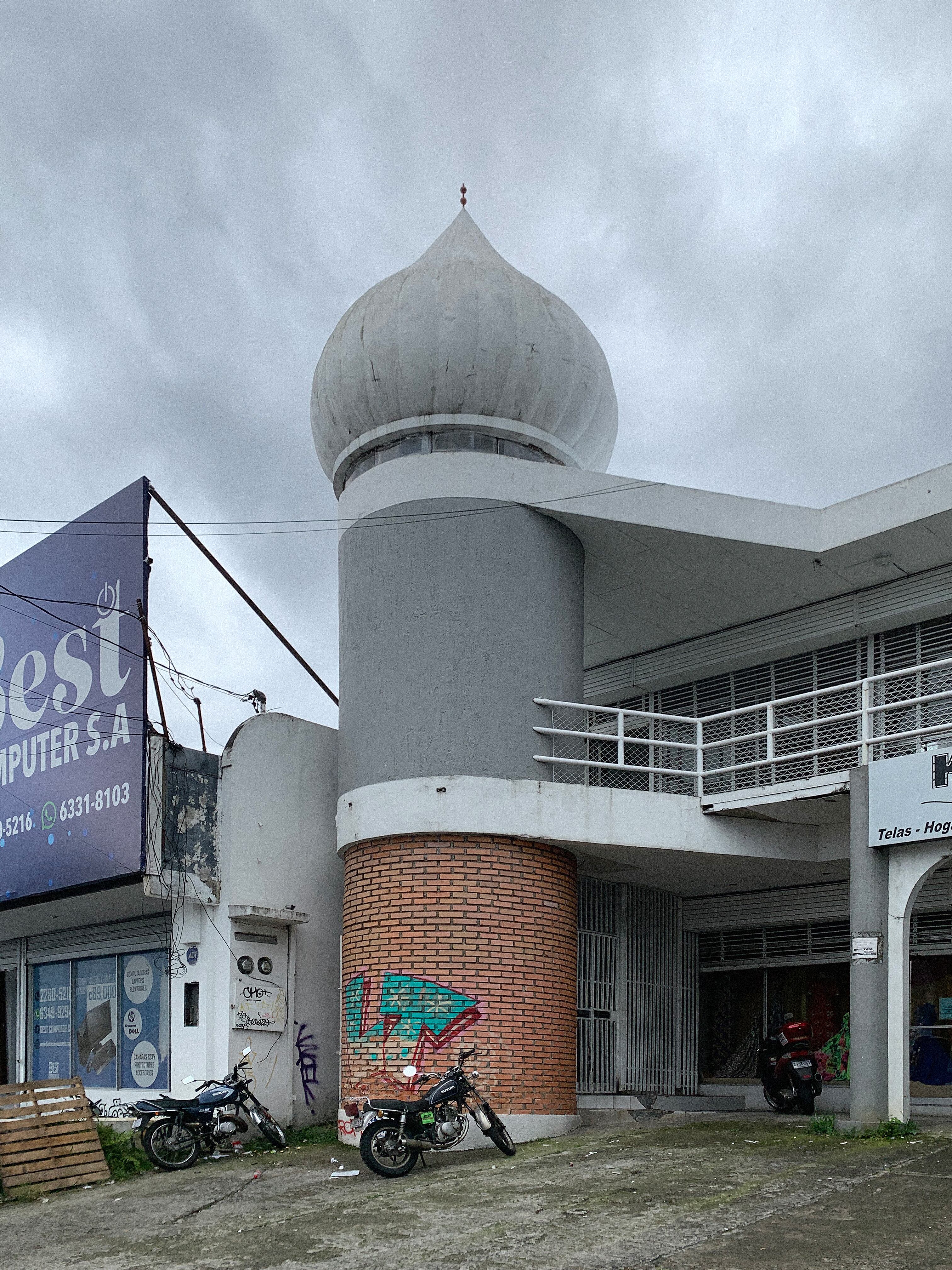 En sus búsquedas fotográficas, Roberto D'Ambrosio se fija en lo inusual y lo llamativo de distintas arquitecturas en la ciudad.