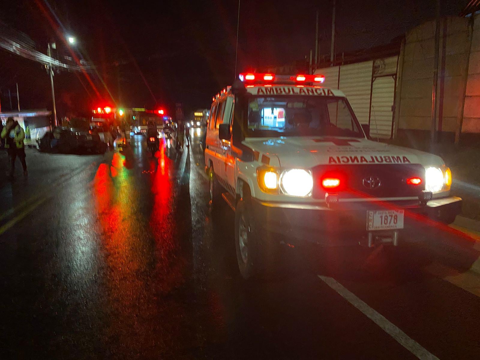 El violento choque se dio entre dos carros en San Nicolás de Cartago. Foto Cruz Roja.