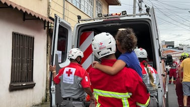 Muro de contención cae sobre vivienda y atrapa a dos niñas en Tibás