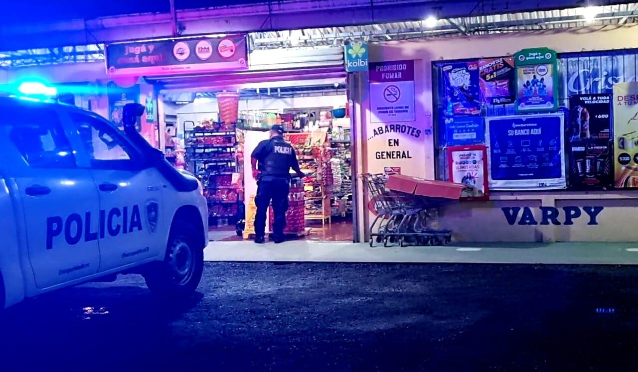 Dos motorizados llegaron armados a este local en Aguas Zarcas, donde el propietario tuvo que defenderse a bala y dejó grave al uno de los asaltantes. Foto: Edgar Chichilla.