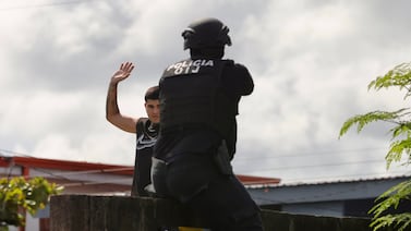 OIJ captura a sospechoso en un insólito lugar durante allanamientos contra venta de droga en Puntarenas