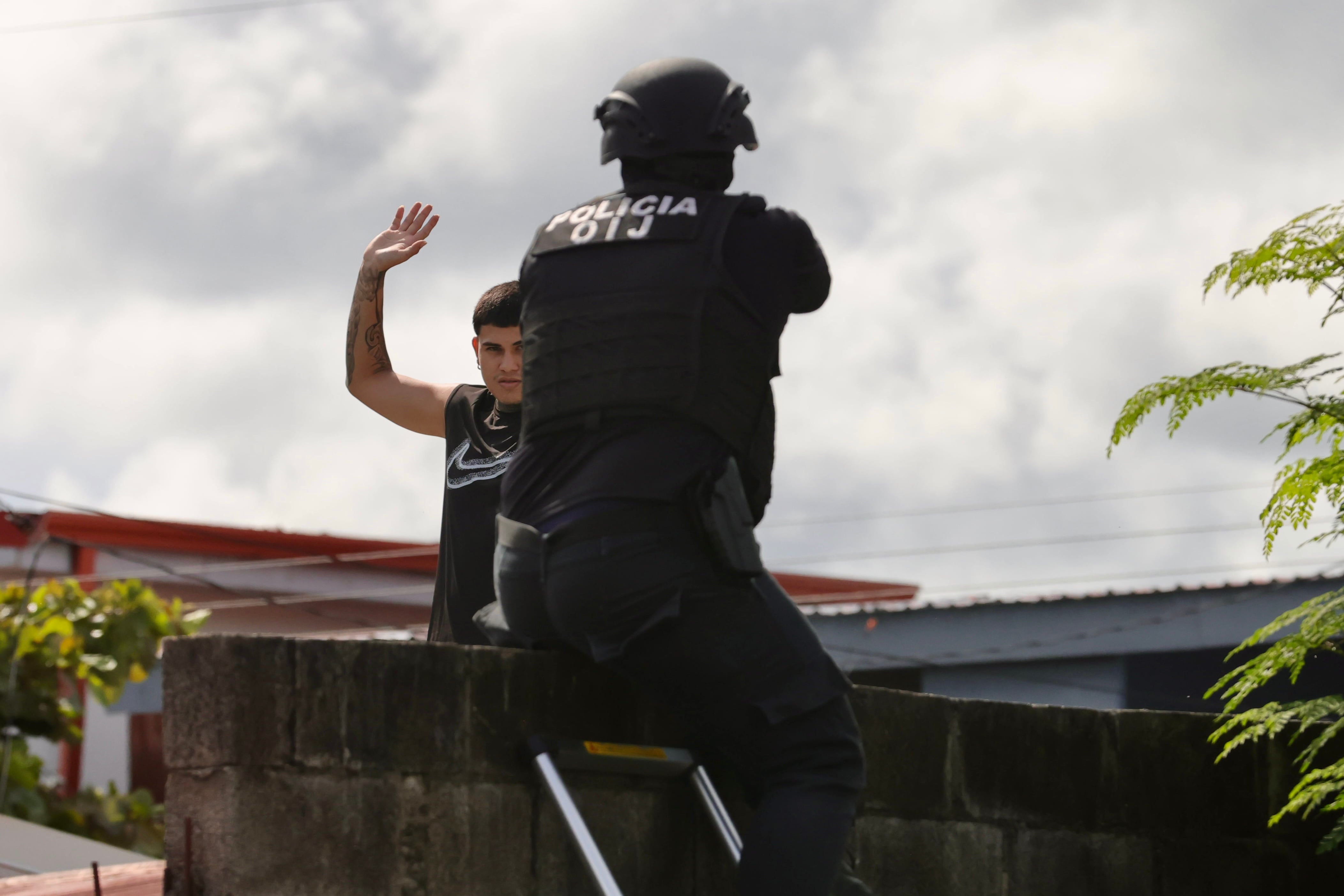 La Fiscalía y el OIJ de Puntarenas ejecutan allanamientos en Barranca por presunta venta de drogas en esa comunidad.