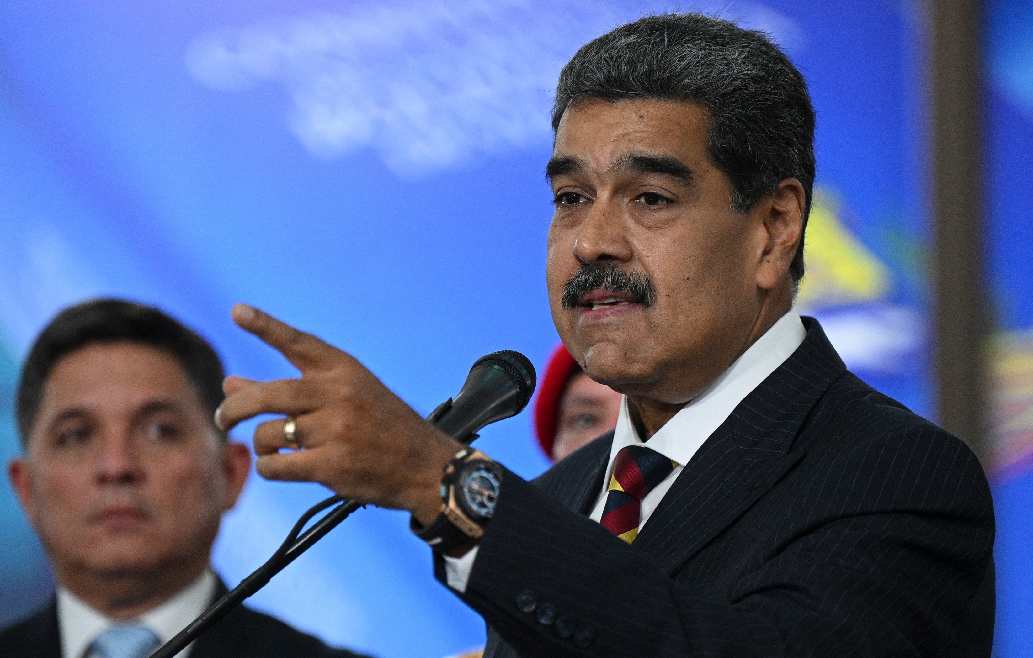 Maduro exige justicia severa tras protestas por su reelección, que resultaron en 25 muertos y 192 heridos. Oposición denuncia fraude y busca mediación internacional.