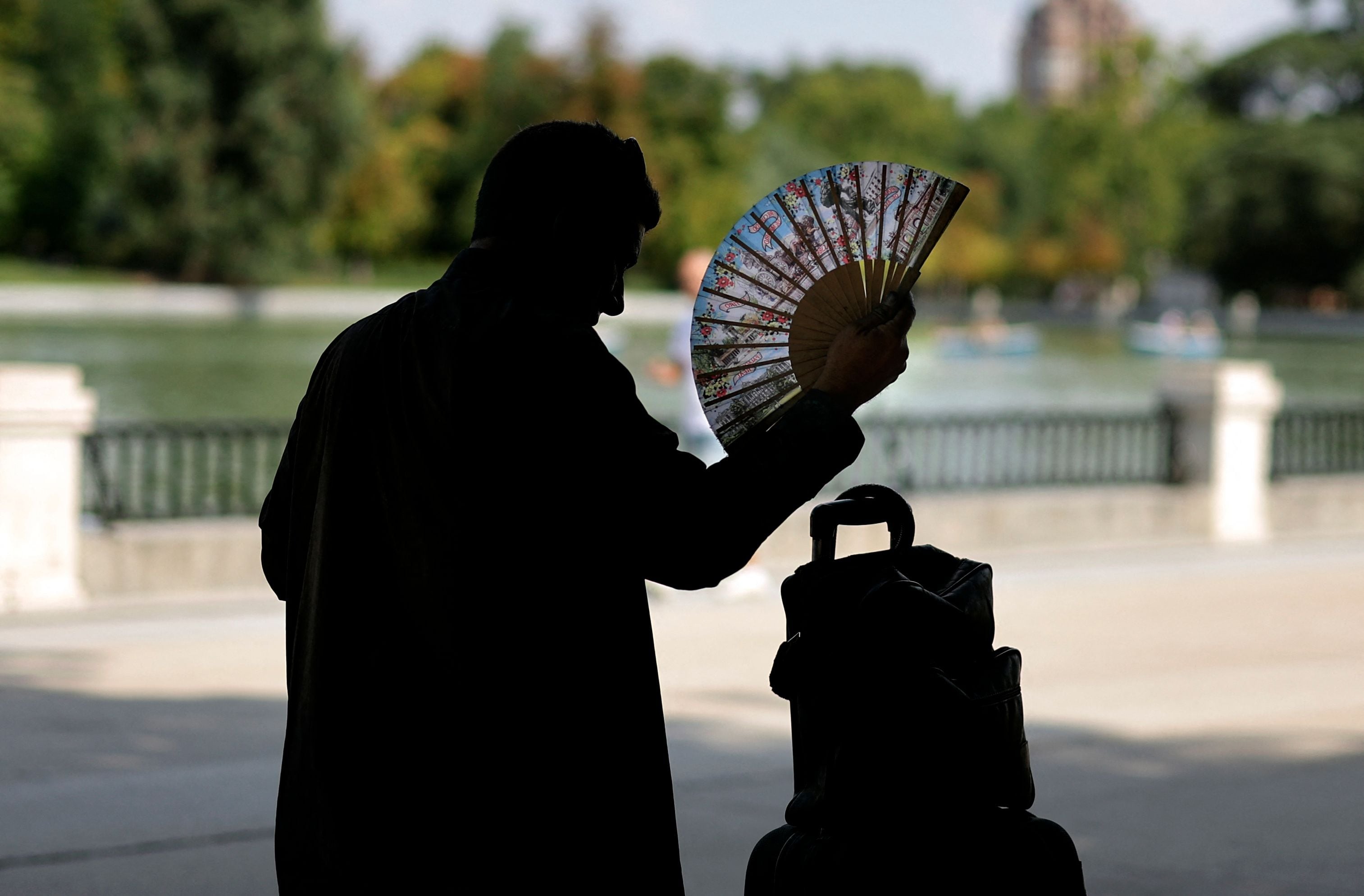 Hombre usando un abanico en un parque de Madrid durante una ola de calor en agosto de 2022.