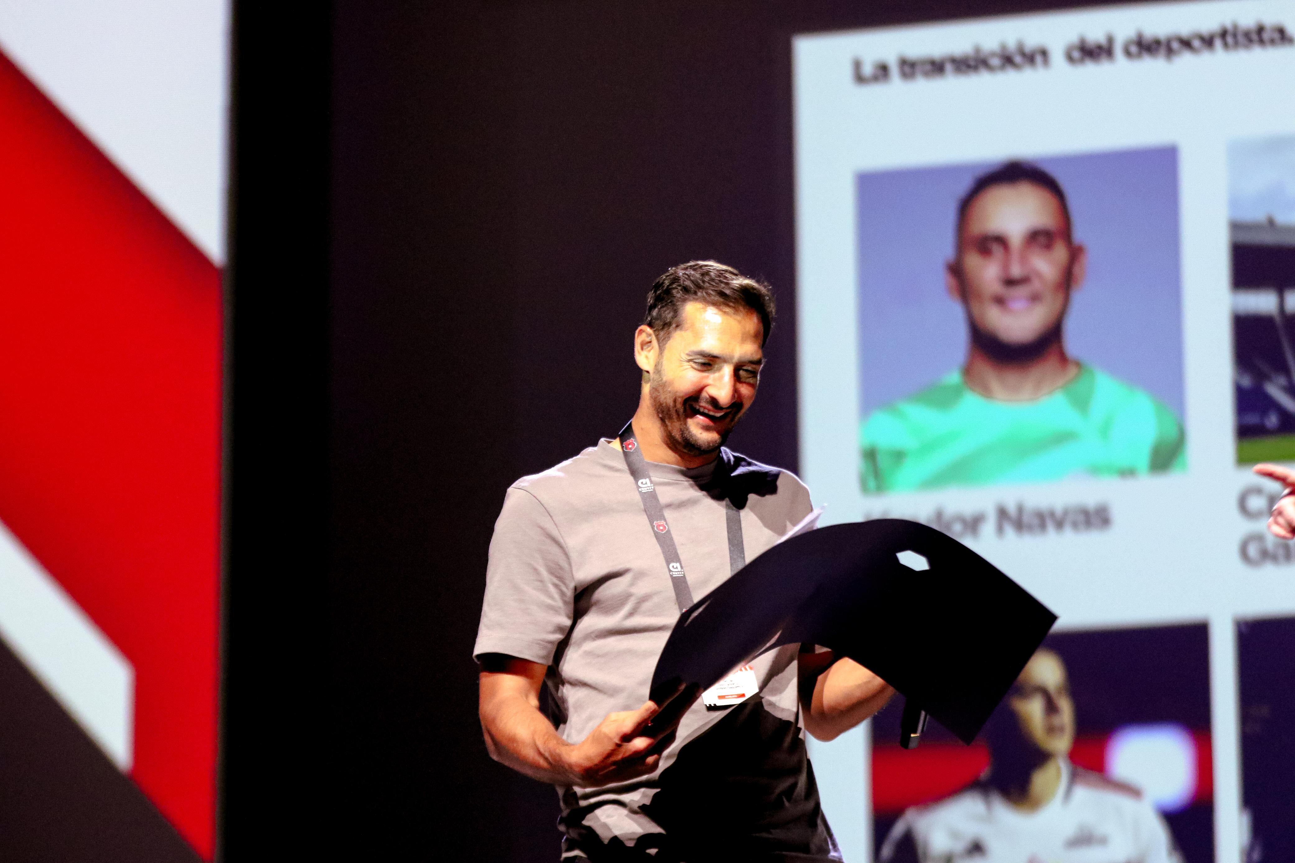 Al acabar su participación en el Foro de Innovación y gestión deportiva de Liga Deportiva Alajuelense, Celso Borges recibió un título que le trajo el Johan Cruyff Institute.