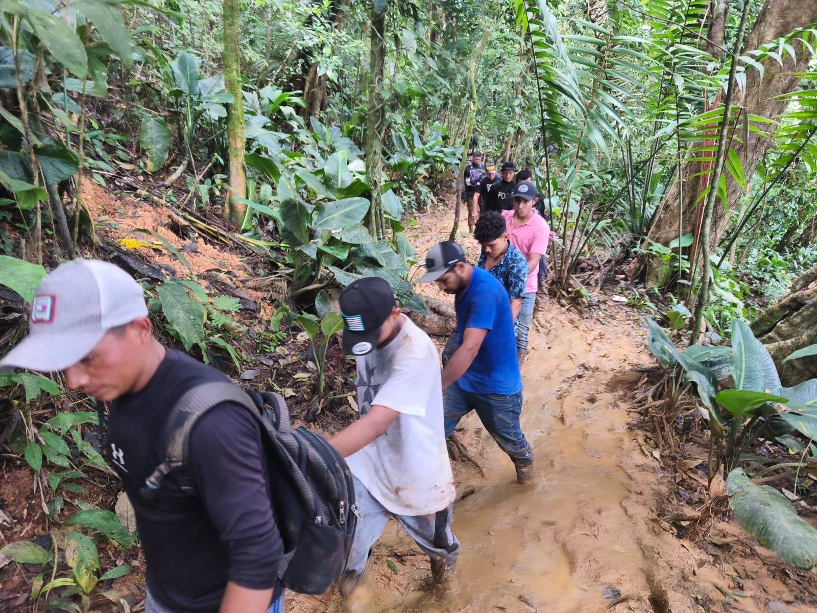 El Ministerio de Seguridad Pública detuvo a 11 personas durante una incursión al cerro Conchudita, en Cutris de San Carlos, como parte de las acciones de vigilancia contra la minería ilegal de oro que se realiza en el sitio de difícil acceso.