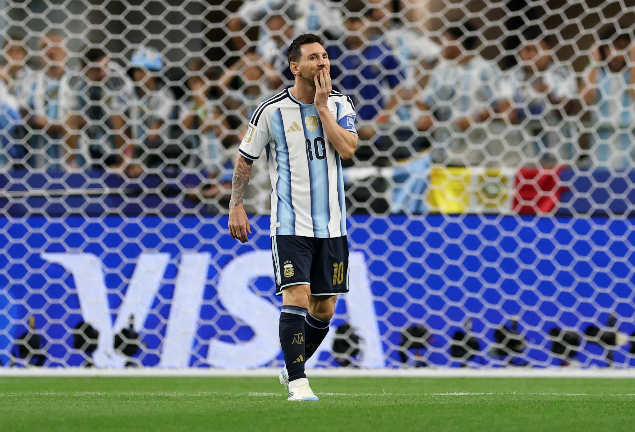 ARLINGTON, TEXAS - 22 DE JUNIO: Lionel Messi, número 10 de Argentina, reacciona después de fallar un penal durante el partido del Grupo J de la Copa Mundial de la FIFA 2026 entre Argentina y Austria, disputado en el Dallas Stadium el 22 de junio de 2026 en Arlington, Texas.
Francois Nel/Getty Images/AFP (Foto de Francois Nel / GETTY IMAGES NORTH AMERICA / Getty Images vía AFP)