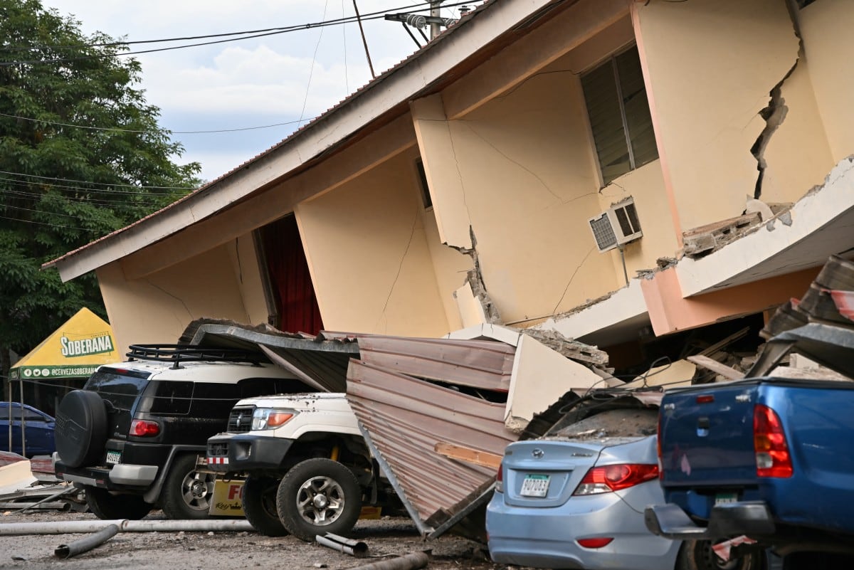 Esta imagen muestra un edificio derrumbado y vehículos dañados tras un terremoto de magnitud 7,6 en Penonomé, Panamá, el 9 de octubre de 2026.