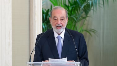 Carlos Slim firma un contrato con Pemex de $1.991 millones para explotar 32 pozos de crudo en México