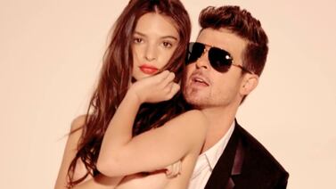 Emily Ratajkowski afirma que Robin Thicke la manoseó en filmación de video