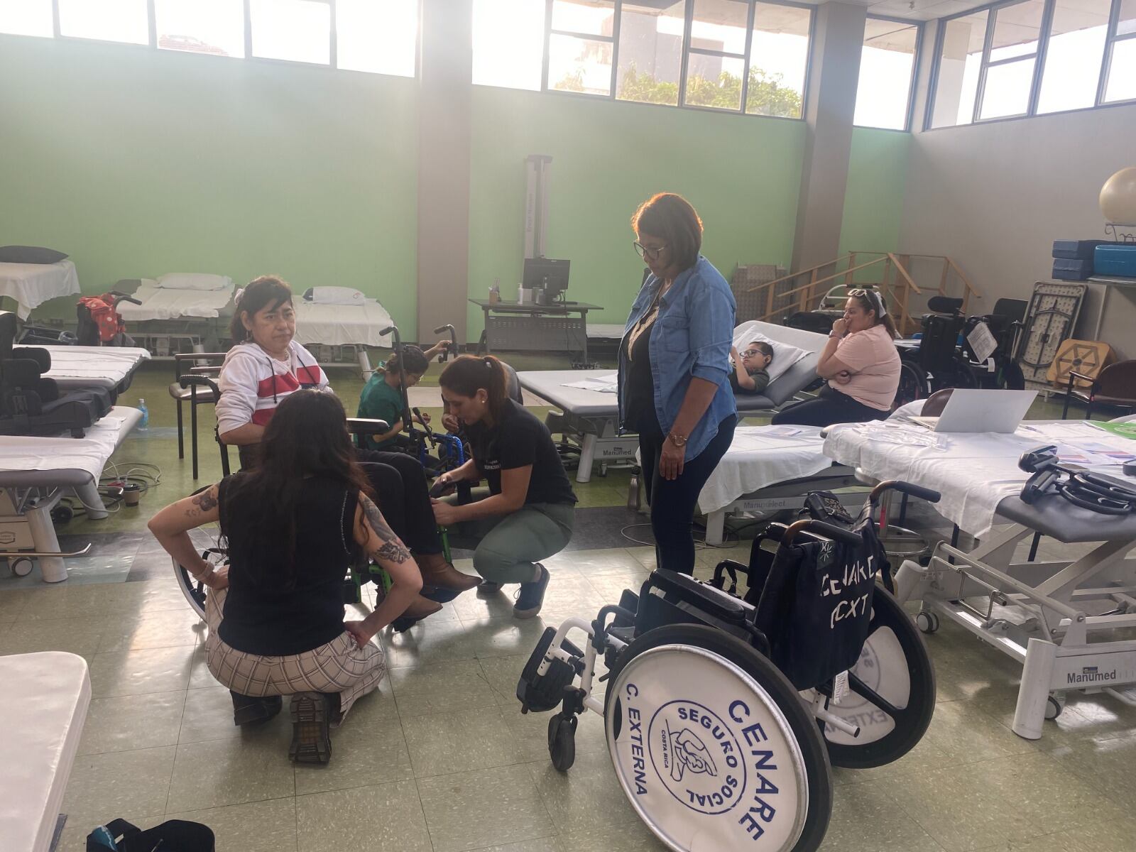 Cenare. Entrega de sillas de ruedas. Octubre 2024. CCSS.