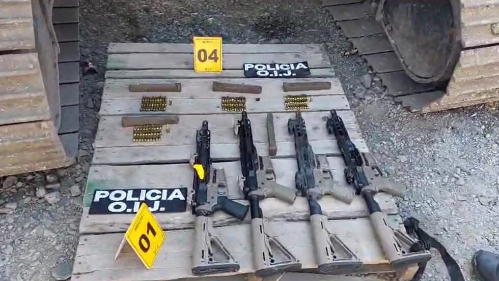 Estas fueron algunas de las armas decomisadas en el allanamiento. Foto OIJ.