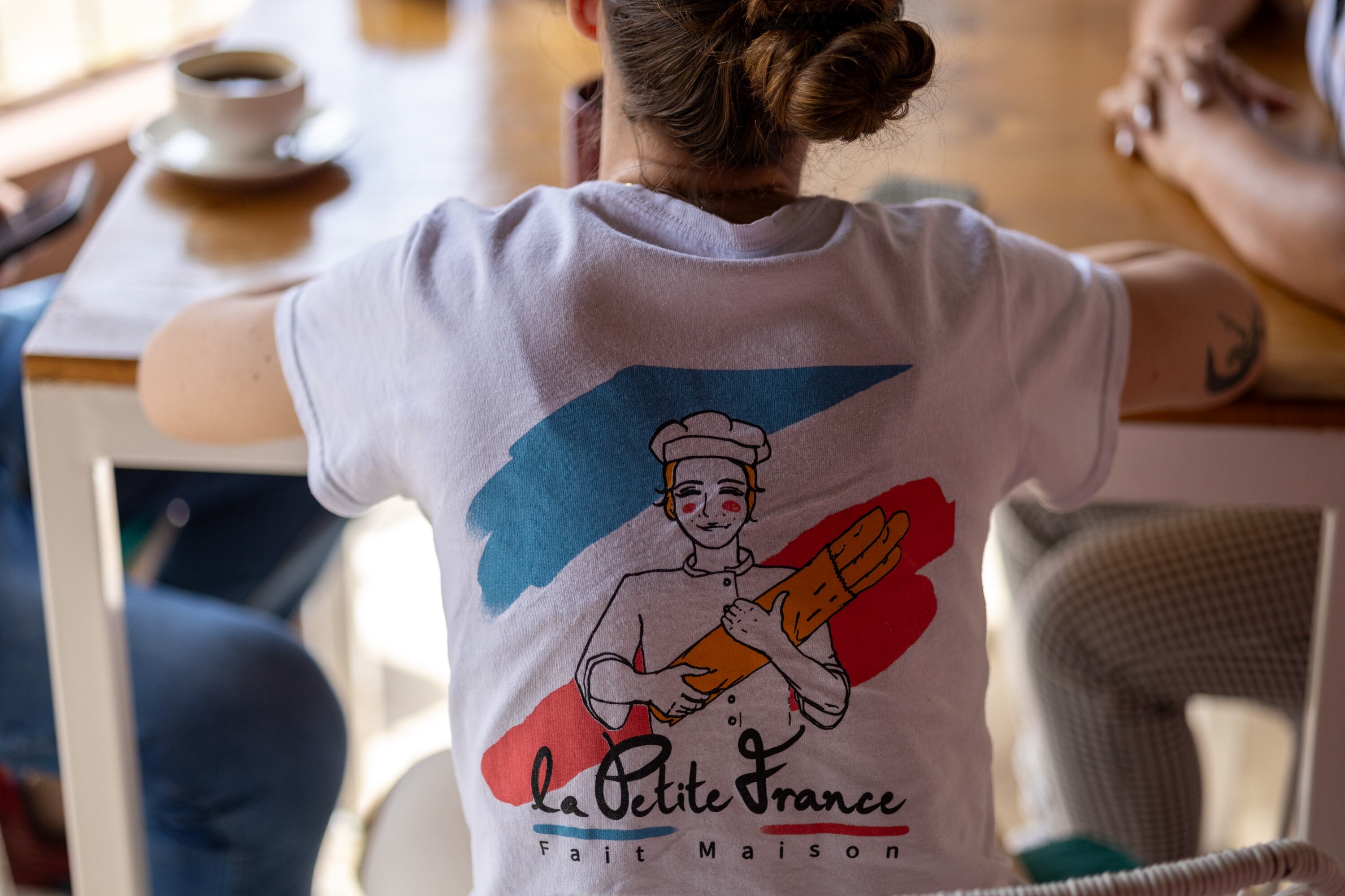 08/08/2024, San Jose, San Pedro, fotografía del local La Petit France y de sus dueños y fundadores, Zoé Castells Raust, Valerie Raust y Damien Castells.