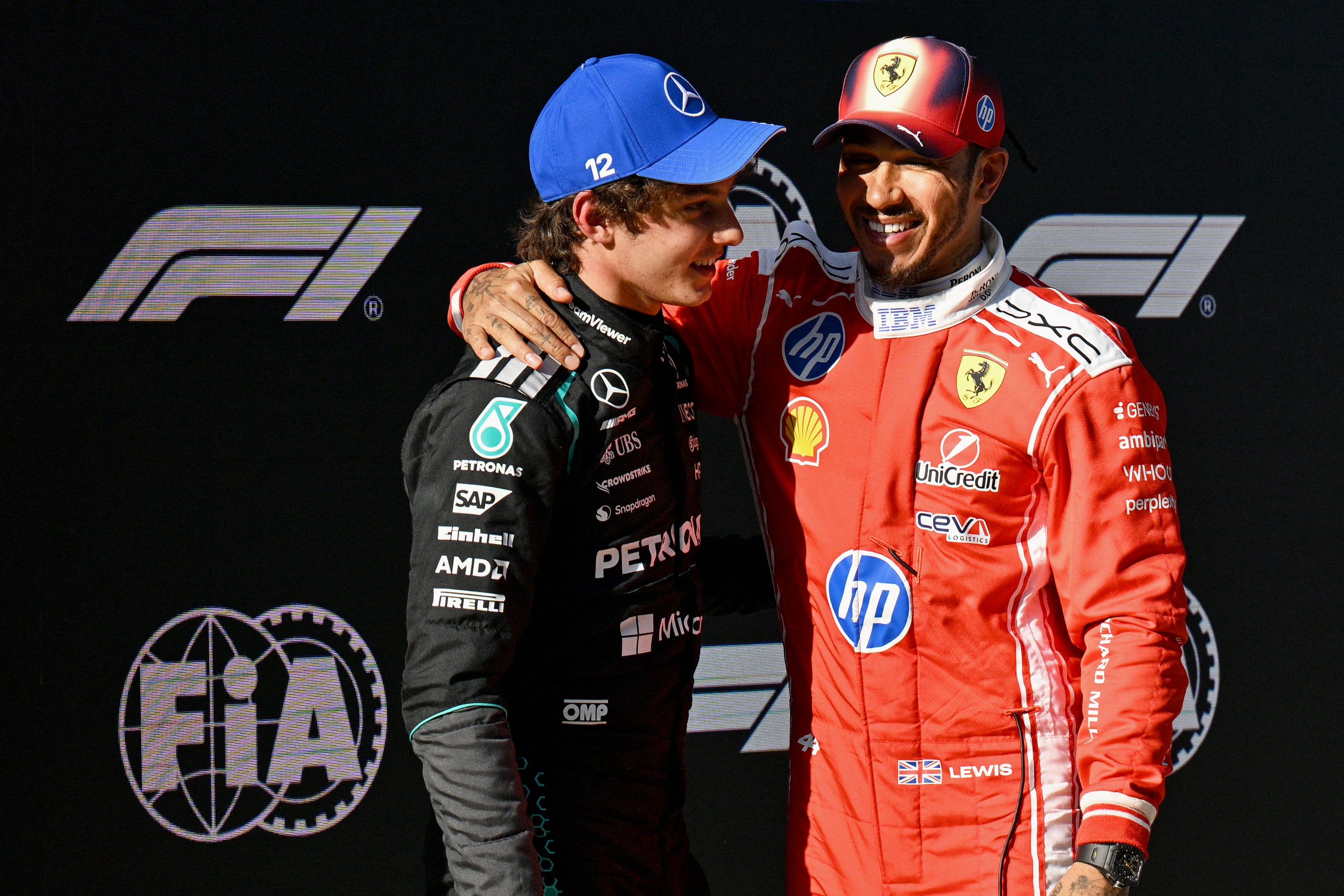 El piloto italiano de Mercedes Kimi Antonelli celebrates su pole junto al británico de Ferrari Lewis Hamilton, luego de la sesión de calificación en el Gran Premio de Shángai.