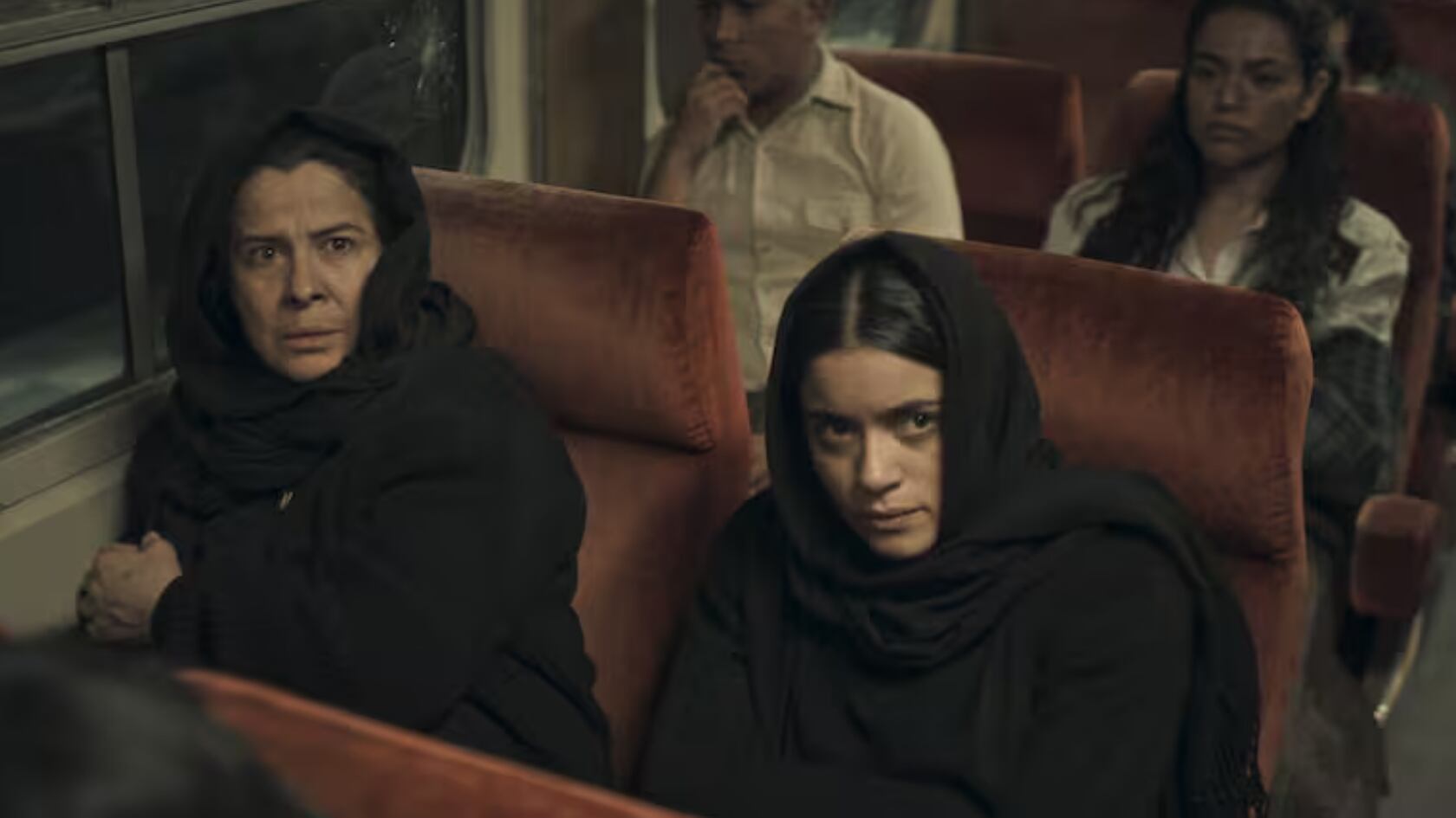 La serie expone la historia de dos hermanas que construyeron un imperio criminal en México en los años sesenta.