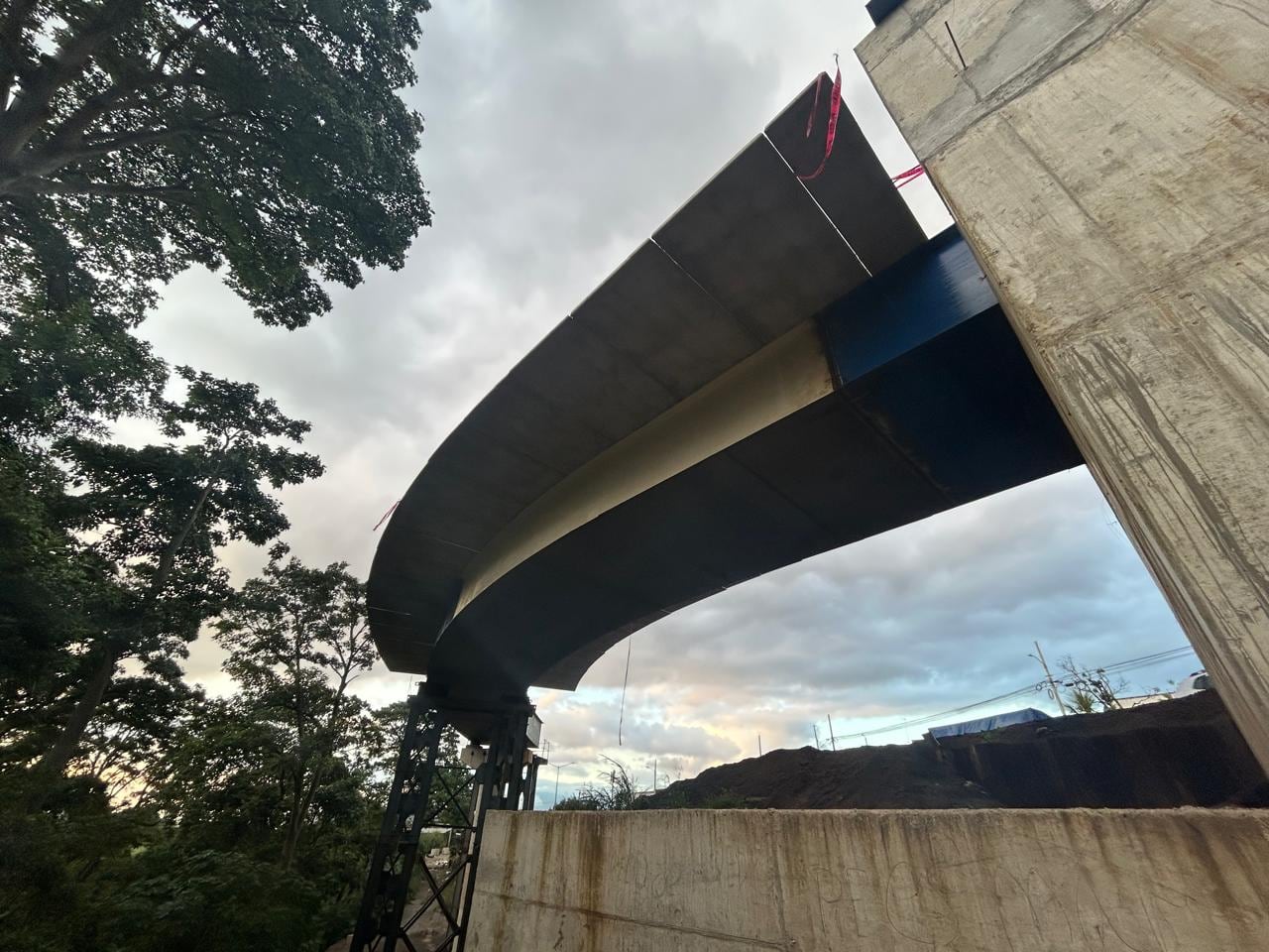 Las obras en Hatillos 7 y 8 avanzan con pasos regulados y cierres nocturnos entre el 21 y 23 de diciembre para colocar estructuras clave.