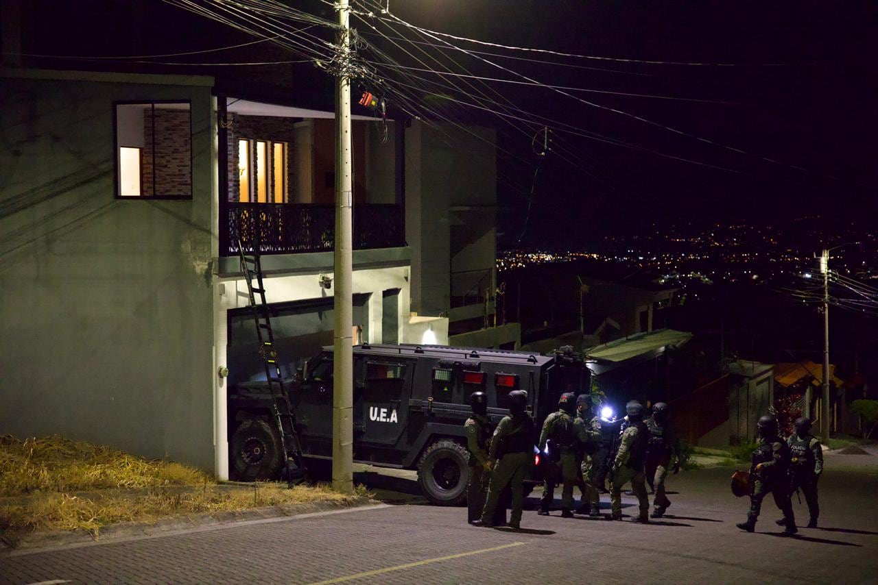 Agentes del Organismos de Investigación Judicial (OIJ) ejecutan 25 allanamientos para desarticular una organización delictiva, en apariencia, dedicada al tráfico internacional de drogas. Los operativos se realizan en Heredia y la zona sur del país.