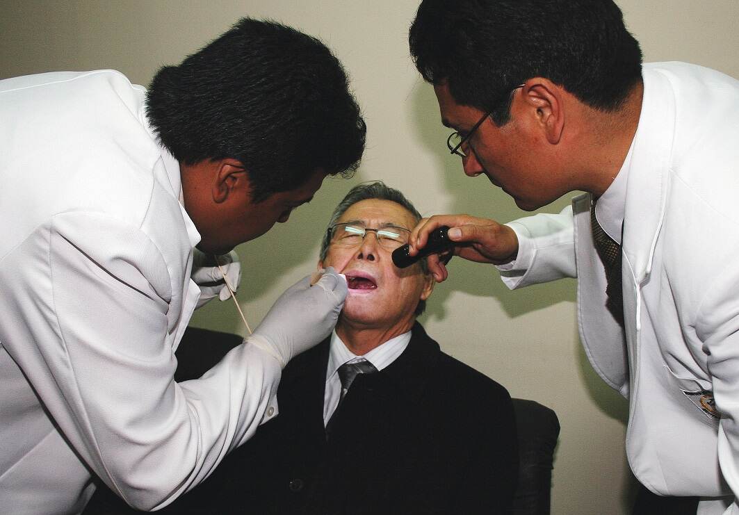 Médicos practicaban un chequeo a Alberto Fujimori durante el juicio que se le realizó en una base policial en Lima, en junio del 2008.
