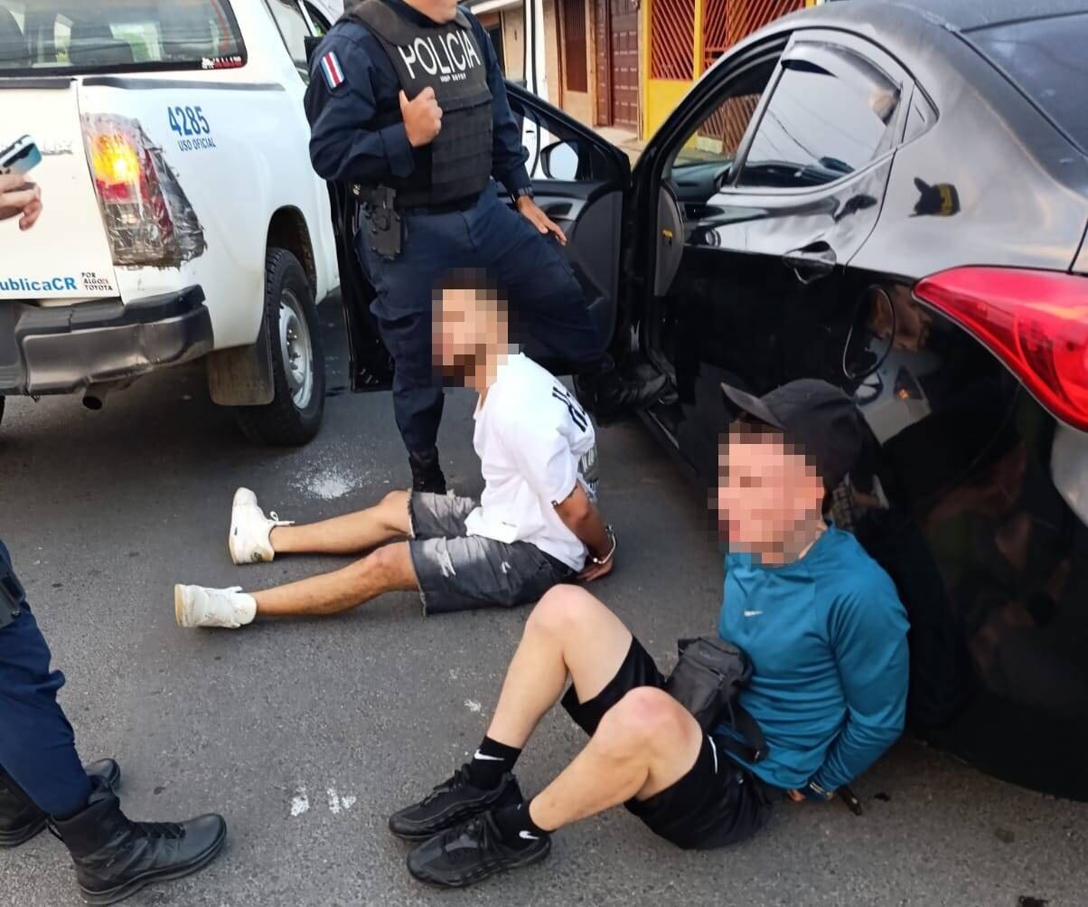 A las 5:40 a. m., dos sospechosos que circulaban en un vehículo por el cantón central de Cartago se pusieron a disparar en plena calle