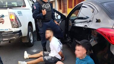 Dos hombres detenidos por disparar en plena vía pública durante la madrugada en Cartago
