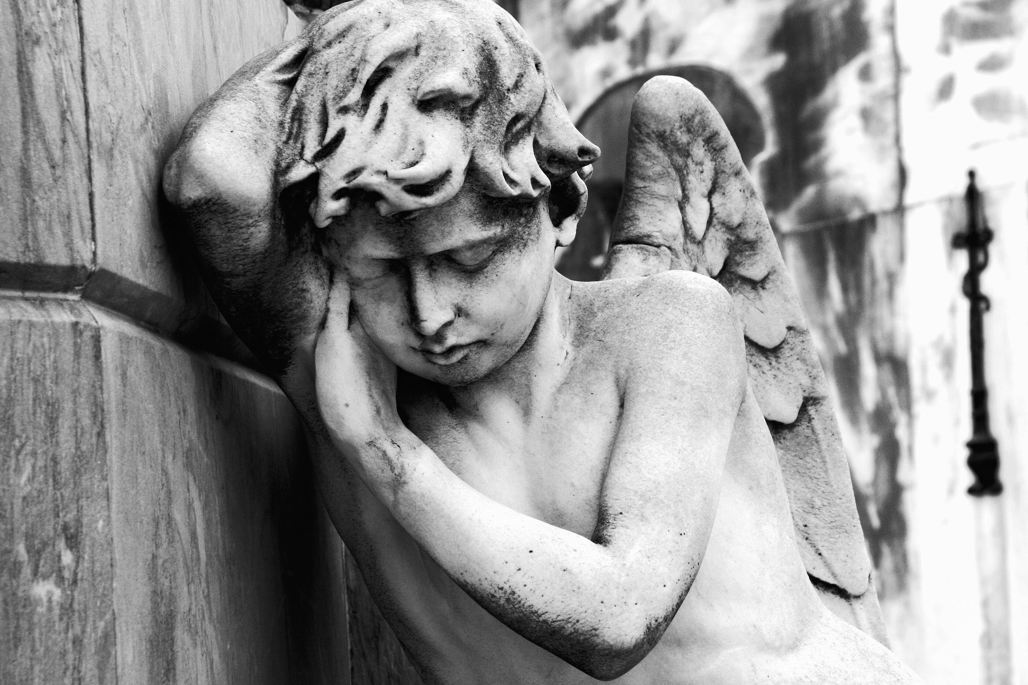 Estatua, monumento de ángel doliente en cementerio de Buenos Aires