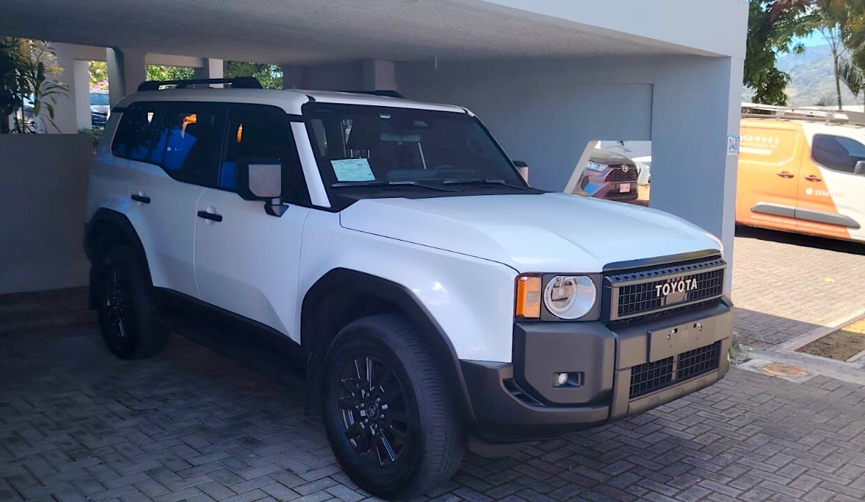 Este es el vehículo Toyota Land Cruiser Prado 2025 asignado al presidente del AyA, Juan Manuel Quesada Espinoza, que el AyA adquirió hace unas semanas. Fotografía: