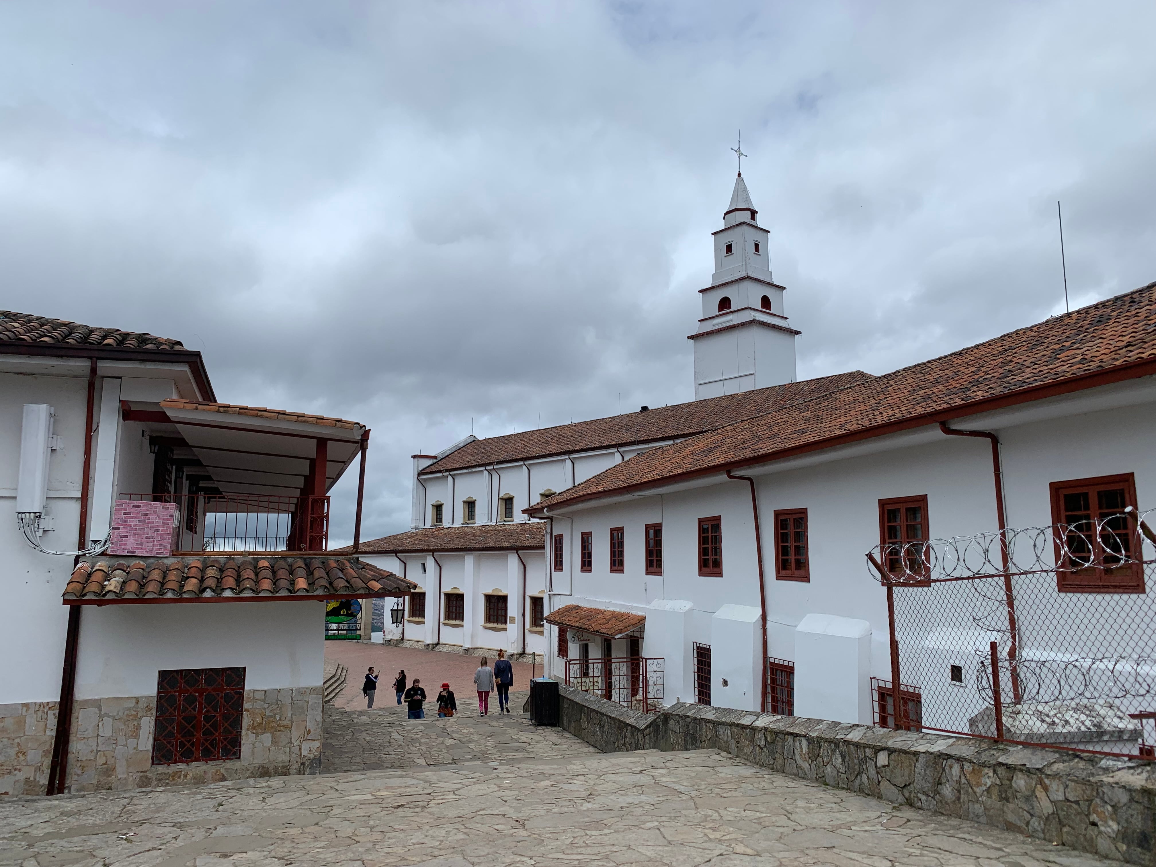 Colombia es uno de los sitios predilectos de los ticos por sus bajos precios. Una visita obligatoria es ir al Cerro Monserrate en Bogotá.