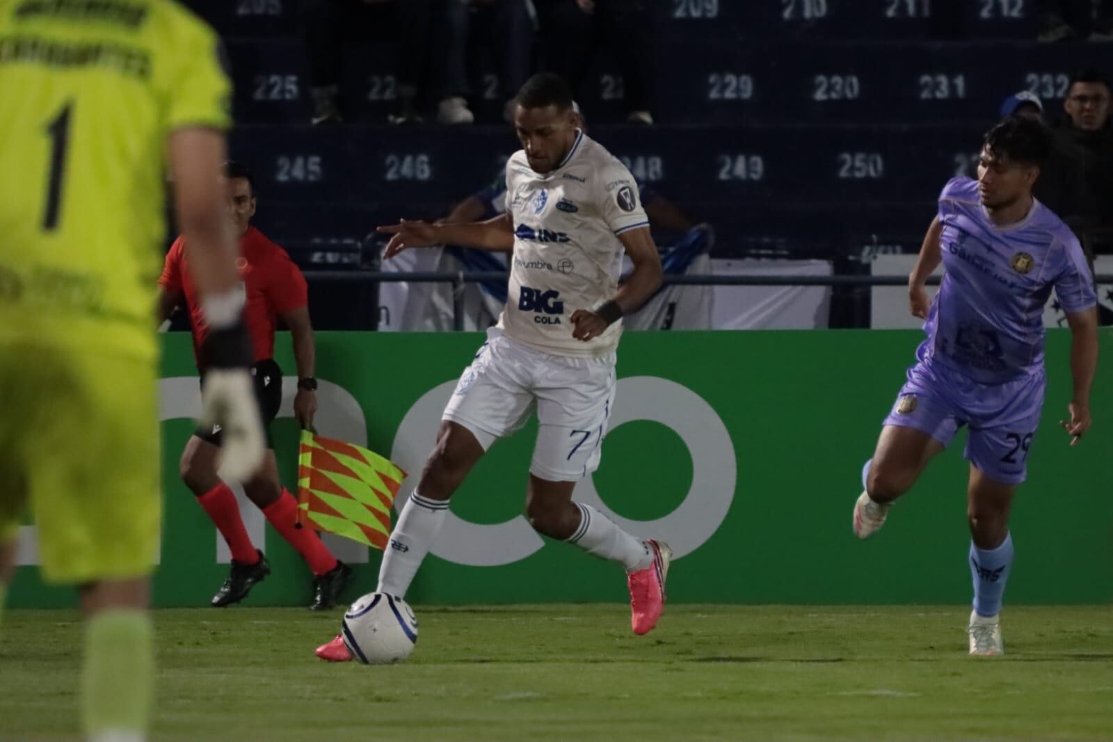 Manuel Morán controla un balón en el juego entre Cartaginés y el FAS de El Salvador, en la Copa Centroamericana.