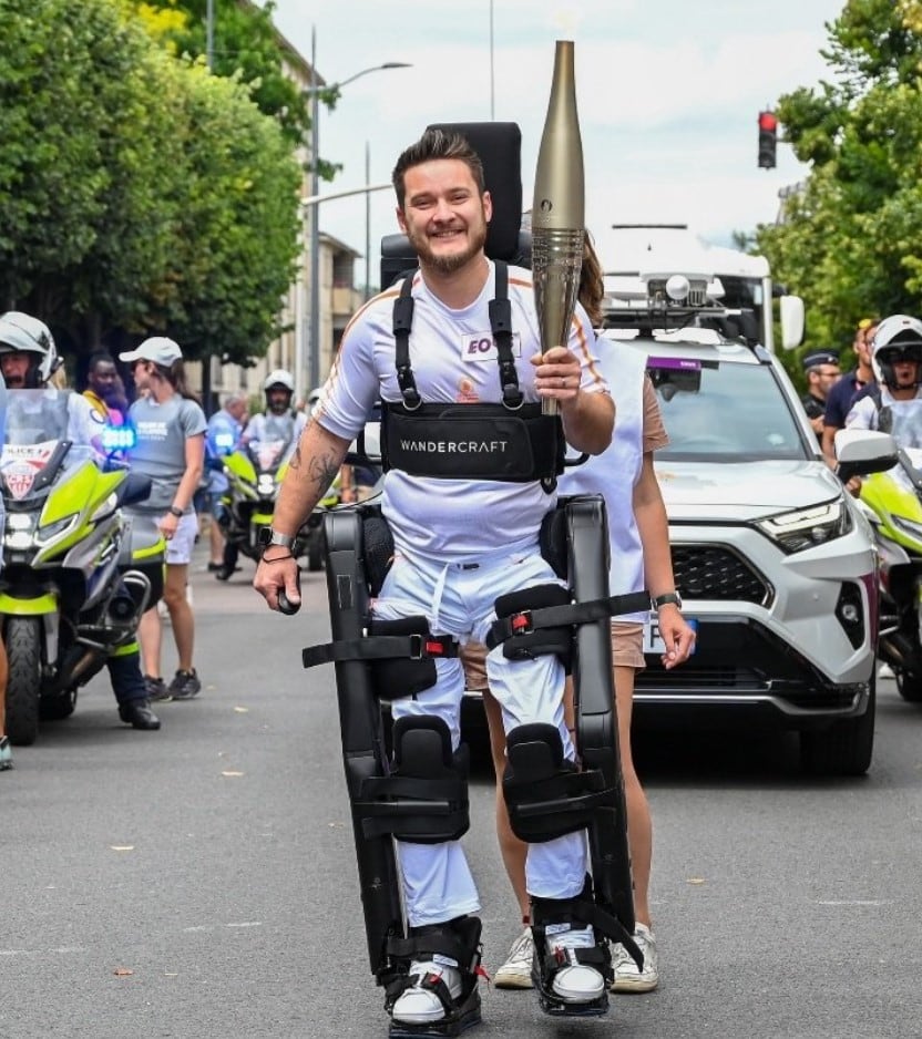 Deportista parapléjico, Kevin Piette, lleva la antorcha olímpica en París con un exoesqueleto, destacando inclusión e innovación.