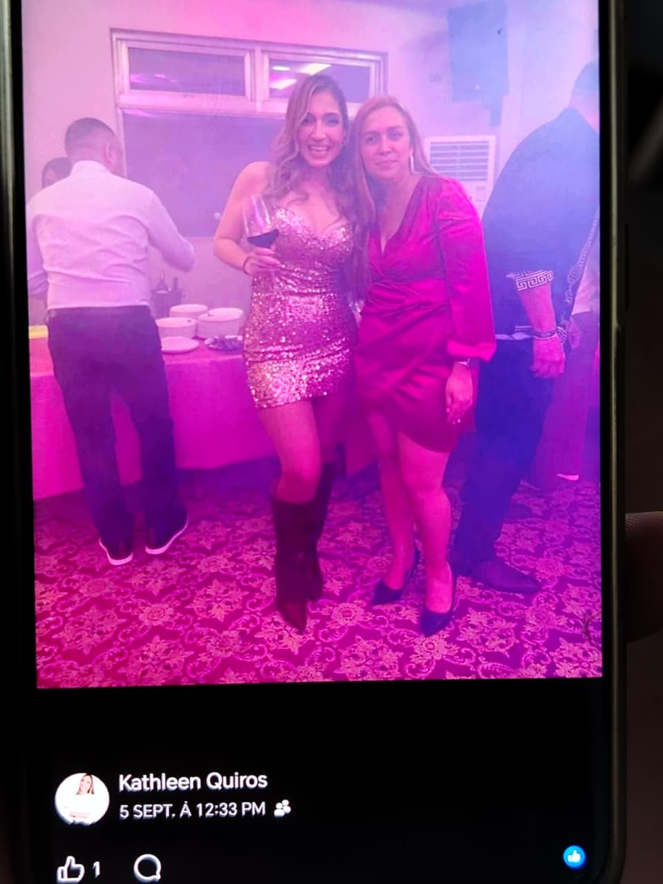 Kathleen Quirós, novia del chino-tico extraditable, junto a Raquel Marín Cerdas, presidenta municipal de San Carlos el 4 de setiembre en la Casa China.