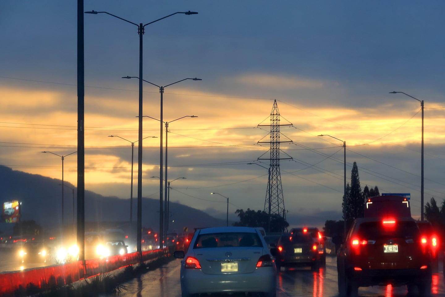 Vientos de hasta 85 km/h y lluvias afectarán el clima este martes en Costa Rica