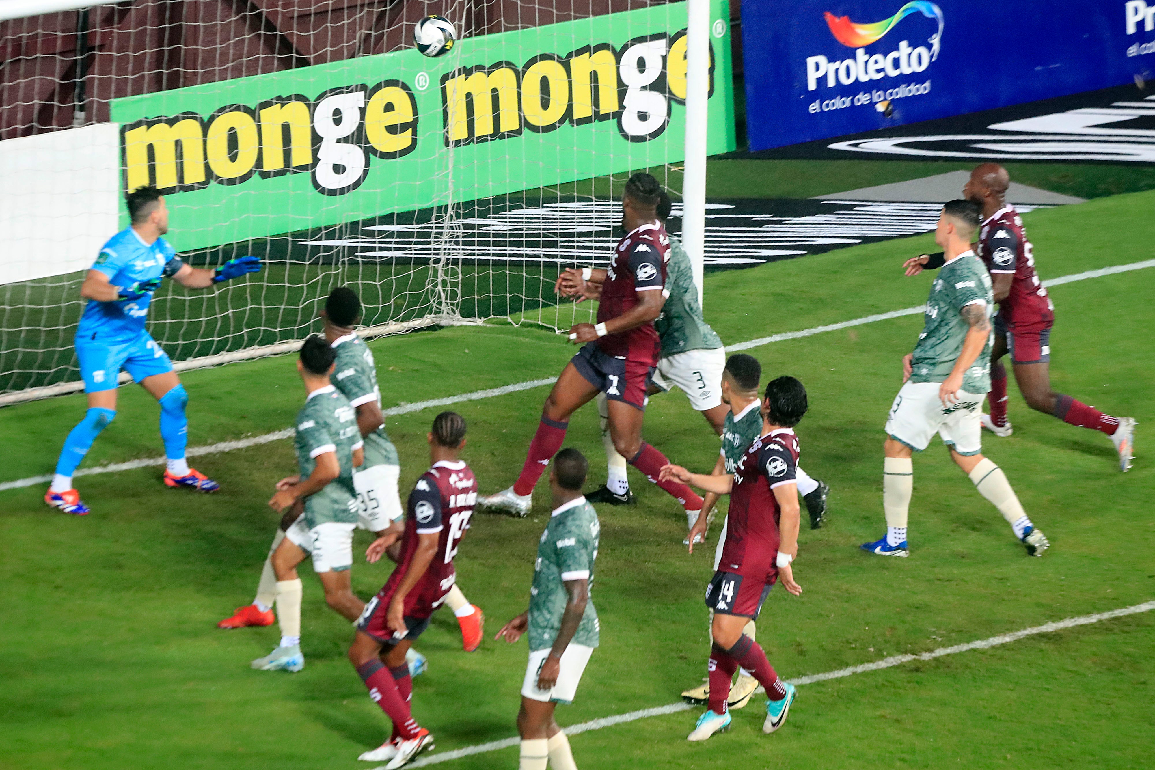 Saprissa se regocija de quitarle invicto a Alajuelense con goleada La Saprissa se regocija de quitarle invicto a Alajuelense con goleada La