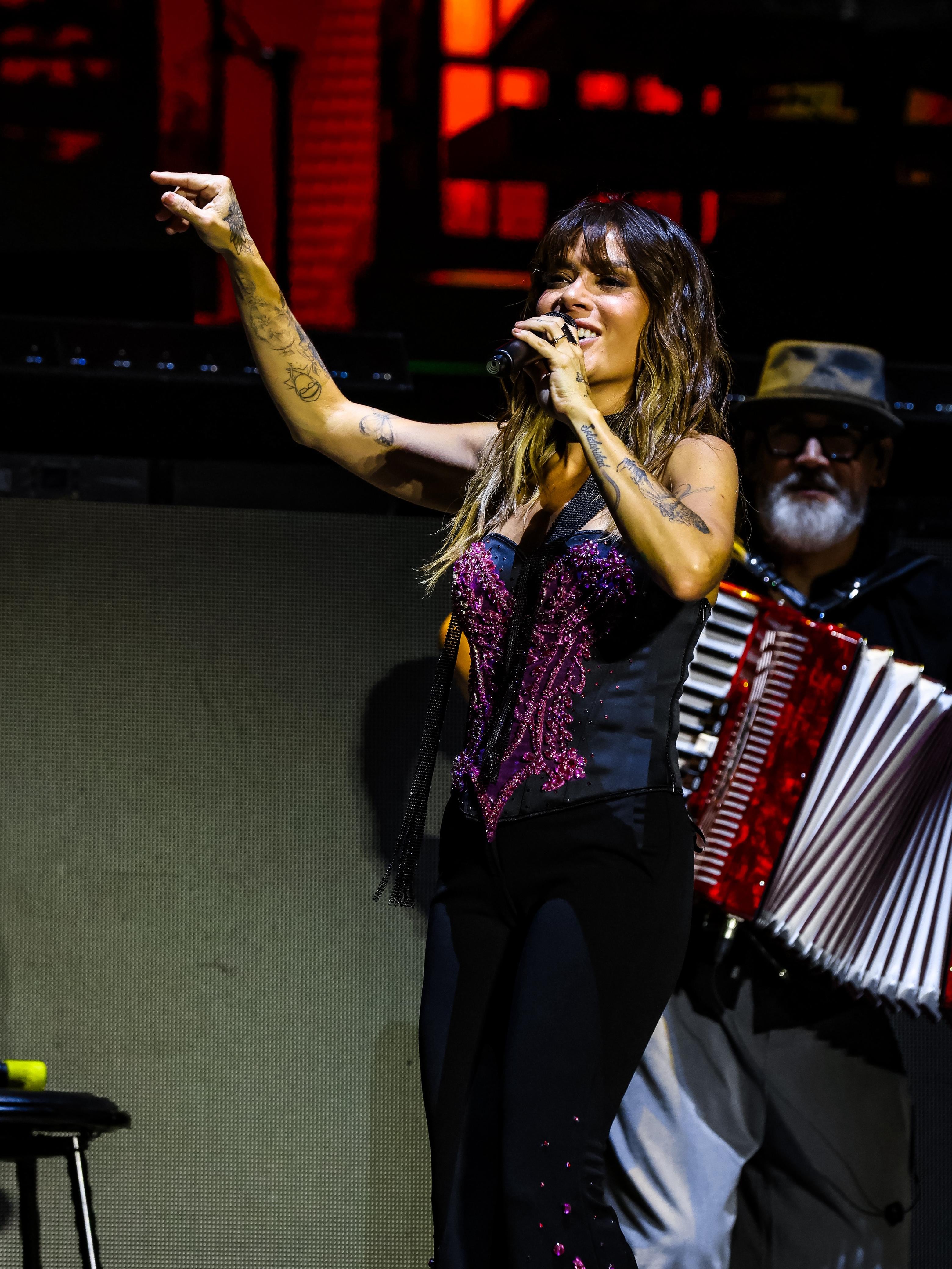Hacia el cierre del concierto, las interpretaciones de los temas 'Te lo agradezco' y 'A la niña que fui' se convirtieron en los puntos más altos de la noche.