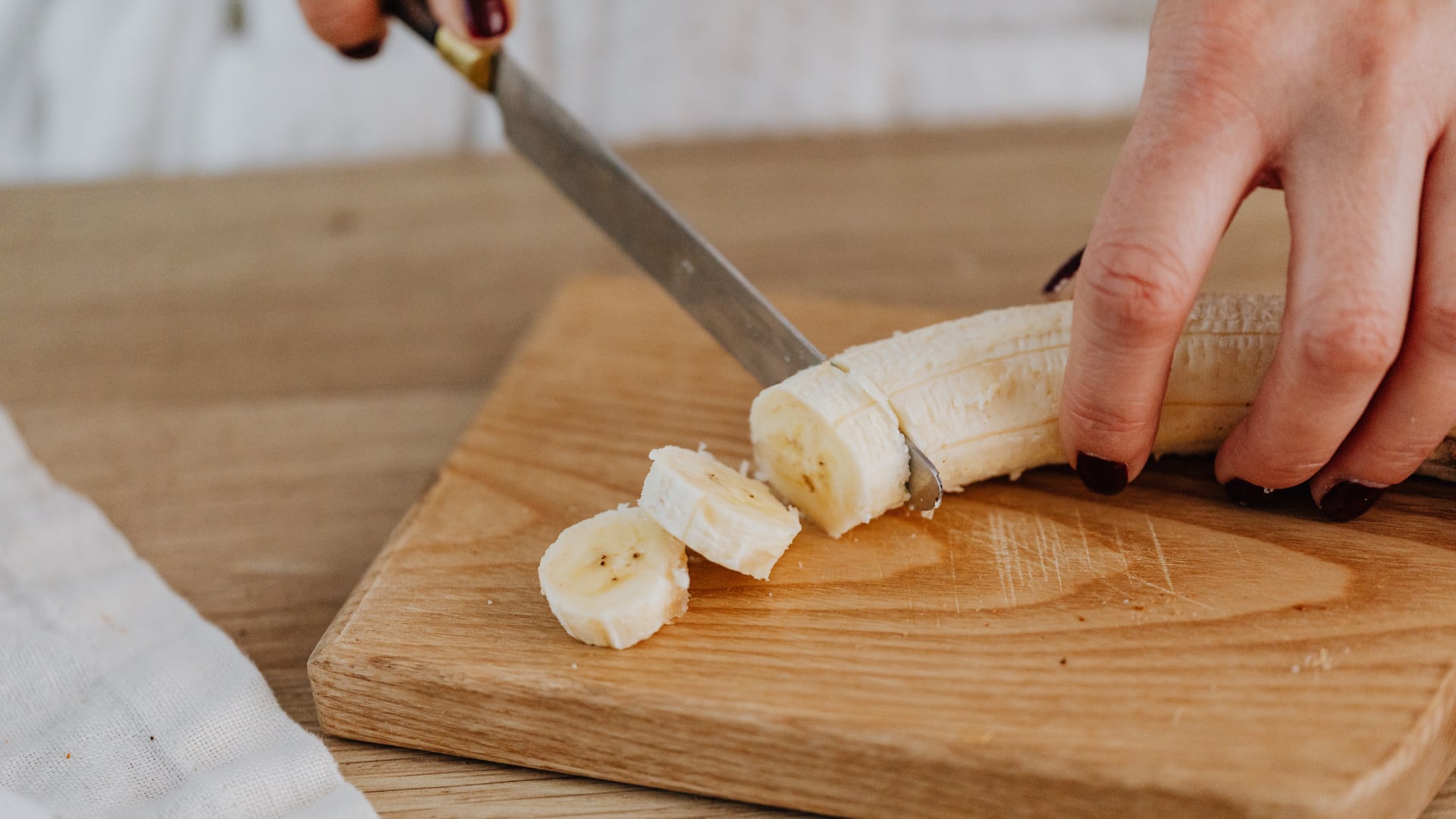 Especialistas explican por qué el banano en el desayuno ayuda a estabilizar la energía y aporta nutrientes esenciales.