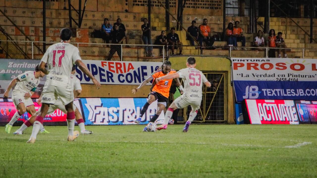 Puntarenas vs Saprissa en eel estadio Lito Perez