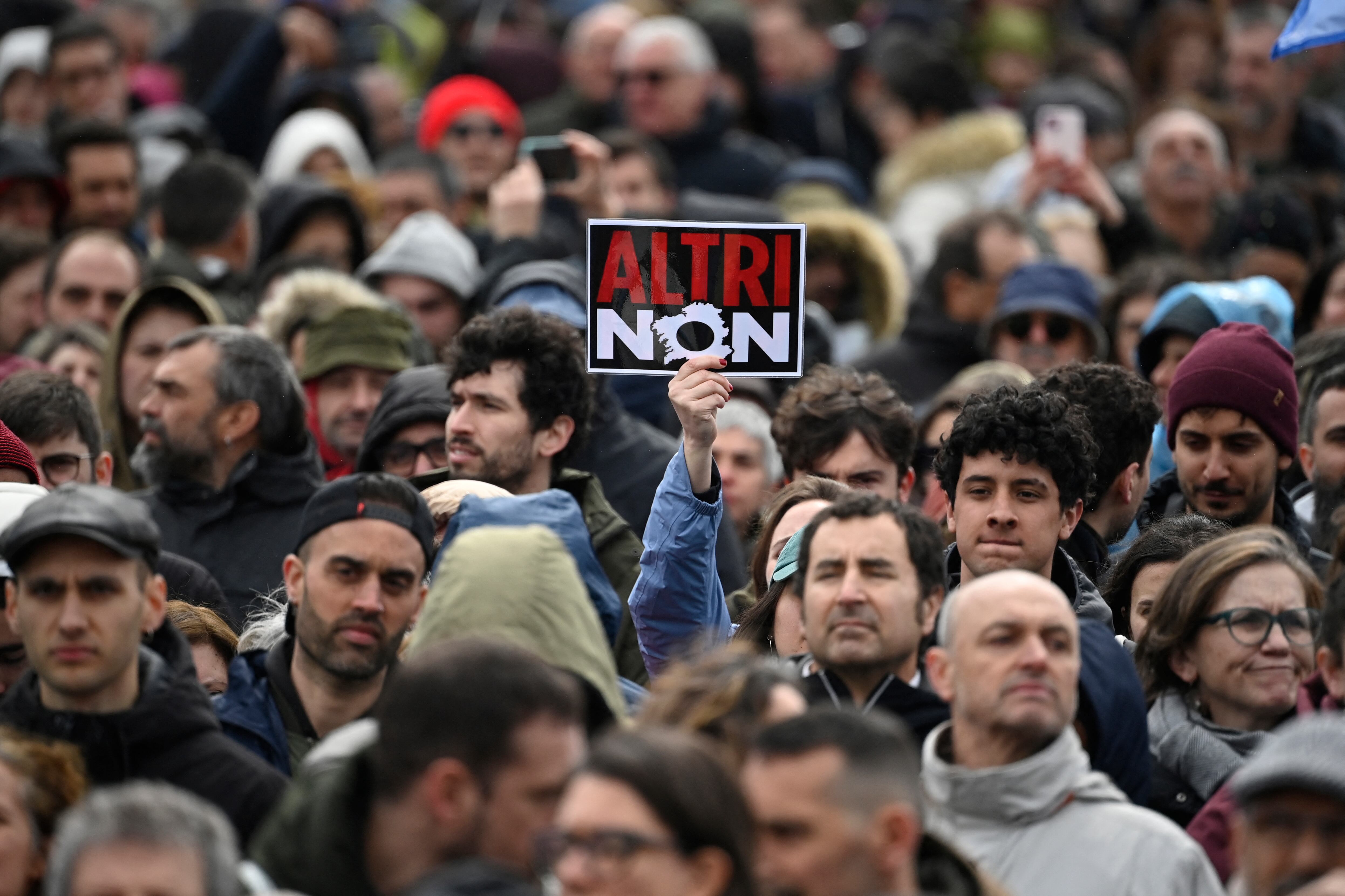 La gente participa en una manifestación contra el proyecto de una fábrica de pulpa de madera construida por la empresa portuguesa de pulpa y papel Altri, en Pobra do Caraminal, noroeste de España, el 22 de marzo de 2025.