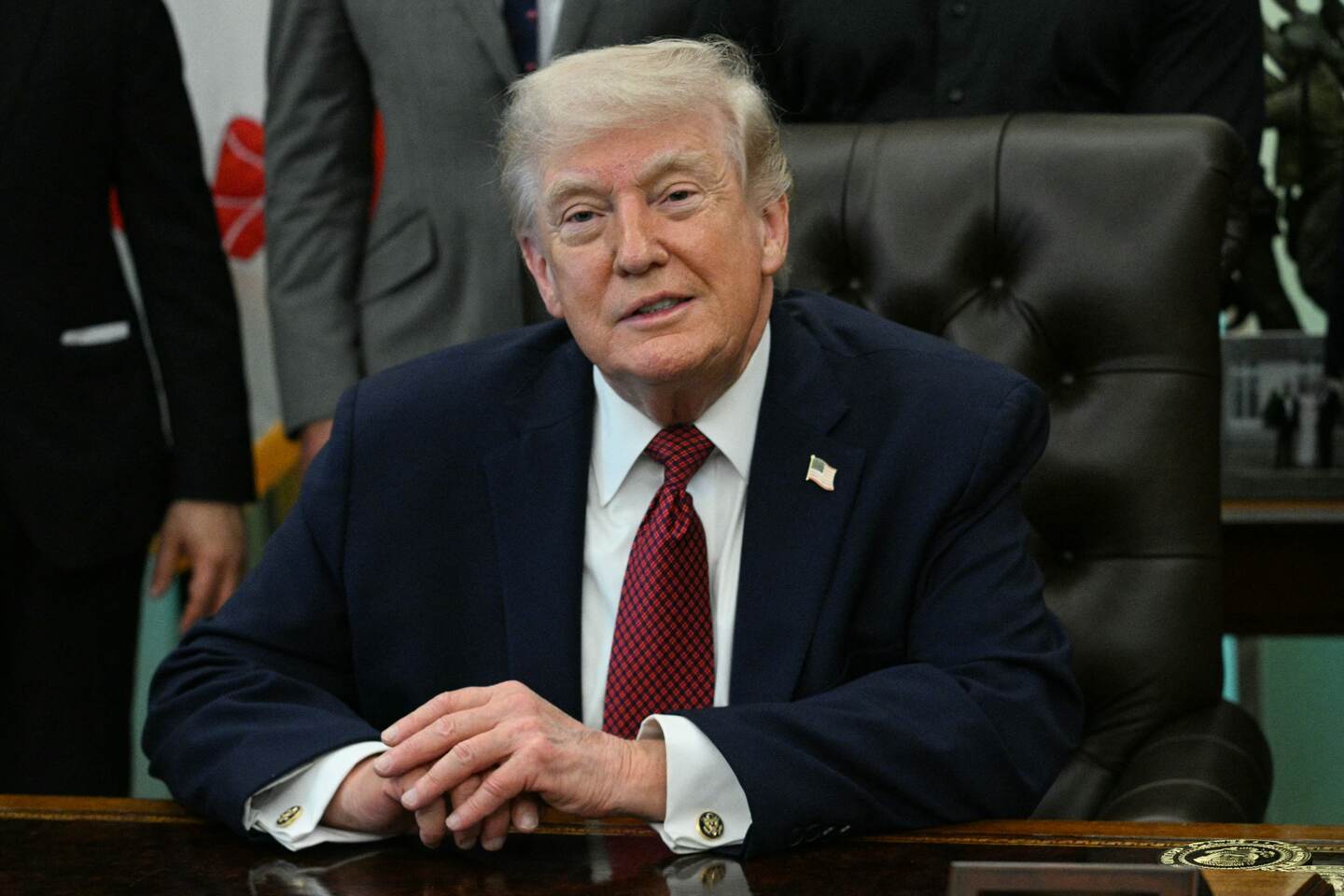 El presidente de Estados Unidos, Donald Trump, habla después de firmar una orden ejecutiva en el Despacho Oval de la Casa Blanca en Washington, DC, el 18 de abril de 2026. La orden ejecutiva tiene como objetivo impulsar la investigación médica federal estadounidense y los ensayos clínicos de ciertas drogas psicodélicas.