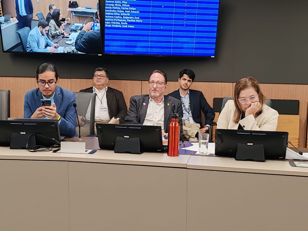 Sesión de la Comisión de Hacendarios votando mociones al Presupuesto Nacional 2025.