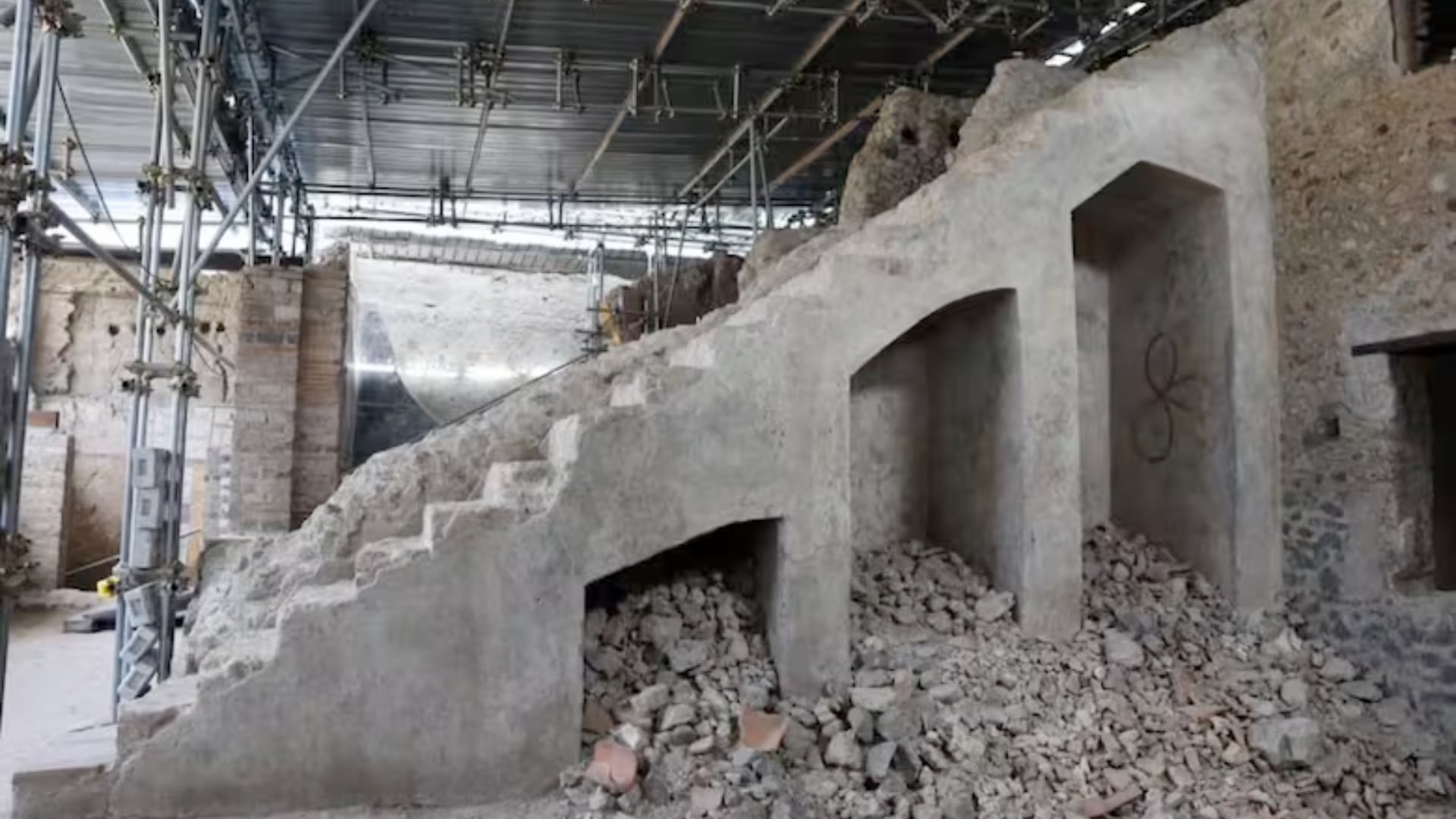 La escalera hallada conducía hacia una terraza en donde un grupo de la elite pompeyana se reunía