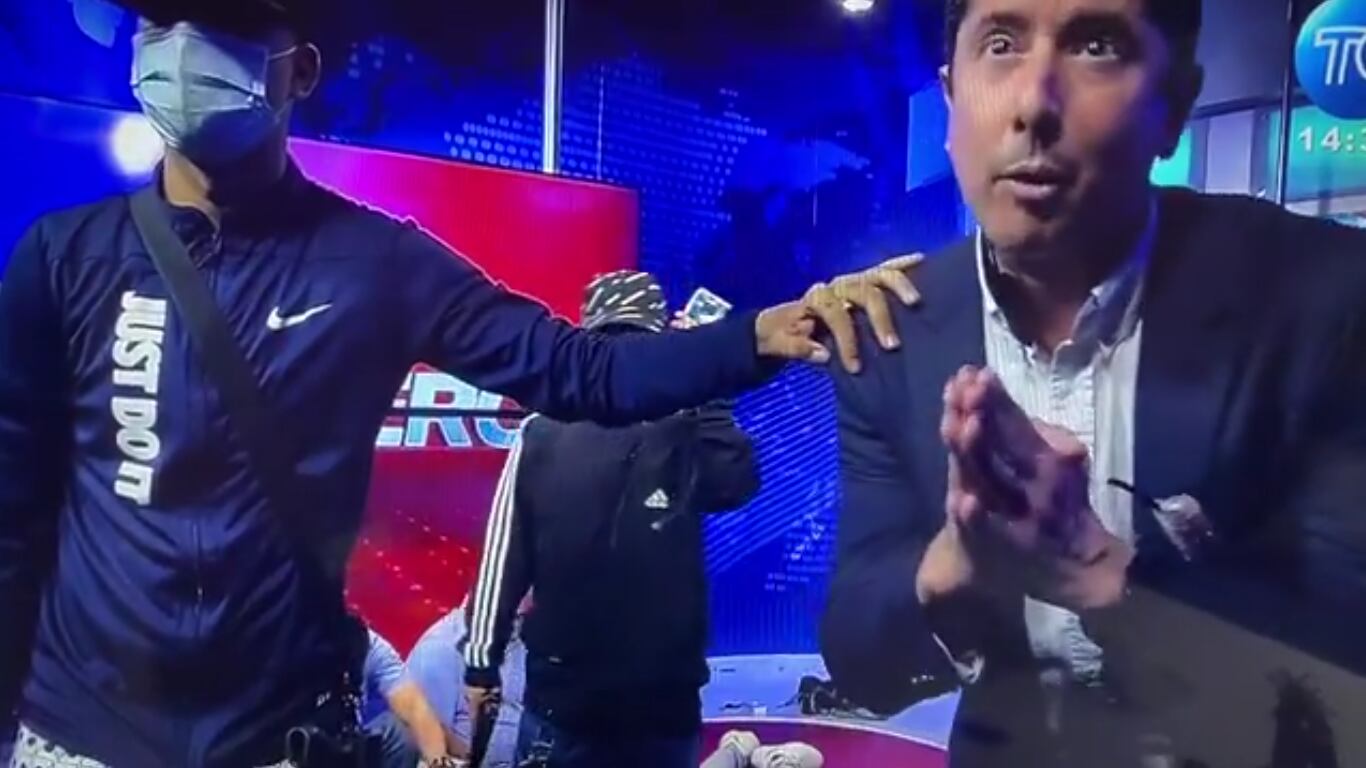 Un grupo de hombres encapuchados, armados con fusiles y granadas, irrumpió este martes en un estudio del canal de la televisión pública TC en Guayaquil, en medio de una nueva arremetida del narco que sacude a Ecuador desde hace dos días.