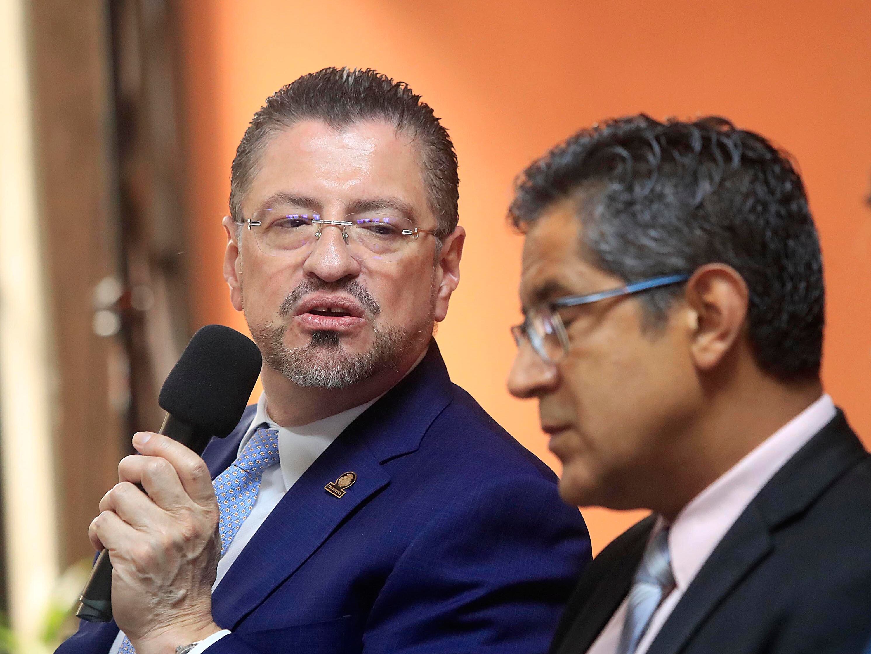 Nogui Acosta, ministro de Hacienda, ha defendido la póliza para el gabinete de Rodrigo Chaves.